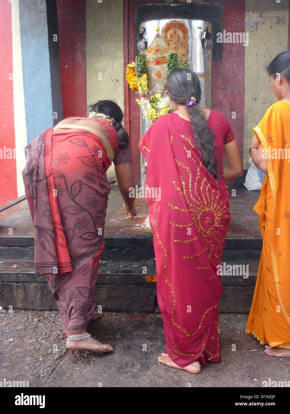 Les femmes hindoues faire puja offrant au petit sanctuaire hindou dans le temple le Nov 27, 2009 près de Kanchipuram, Inde Banque D'Images