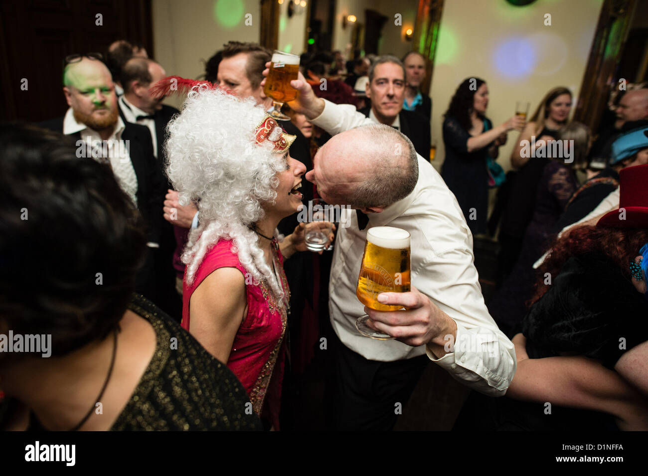 Hôtel particulier Nanteos Aberystwyth, Pays de Galles , Grande-Bretagne, 31 Décembre 2012 / 1er janvier 2013. Revelers célébrant le Nouvel An à la 'Posh Pish' party au luxury b&b le coup de coeur à la périphérie d''Aberystwyth, UK. Situé dans un parc privé de 3 hectares les fêtards n'avait pas de soucis de déranger les voisins, ils ont dansé dans les premières heures de 2013. Photo ©keith morris Banque D'Images