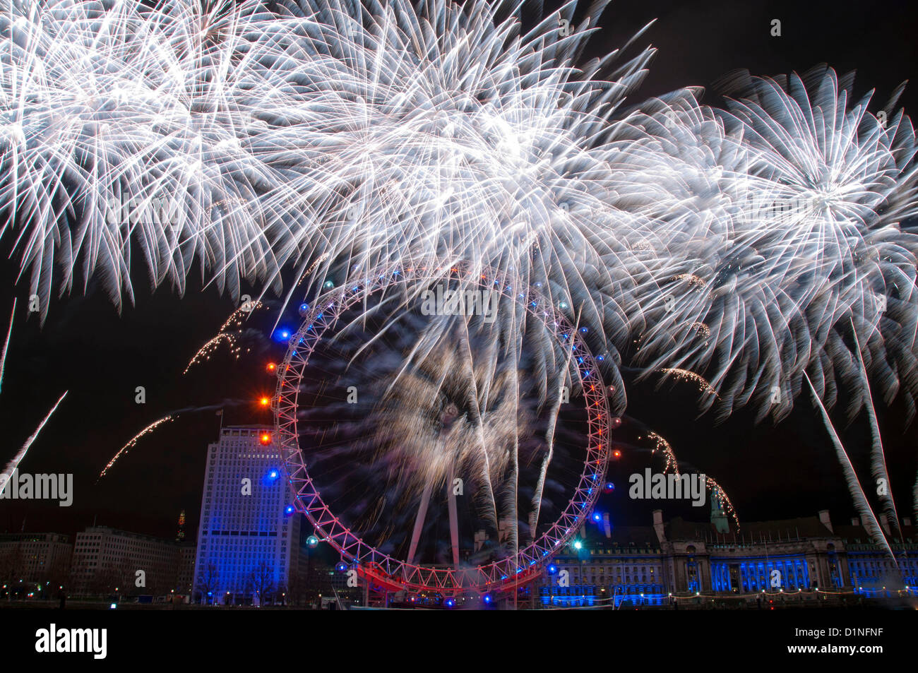 Londres, Royaume-Uni. Le 01/01/2013. London's 2013 Nouvelle Année d'artifice au London Eye. Prises à partir de la statue de la RAF sur la rive nord de la Tamise. Banque D'Images
