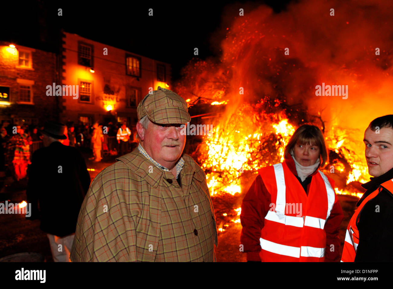 Allendale, Northumberland, Angleterre. 1er janvier 2013. Homme habillé comme Sherlock Holmes participe à la Saint-Sylvestre TAR Tar Bar'l (Canon) célébrations dans Allendale, Northumberland. Les fêtes traditionnelles, qui impliquent l'hommes portant bur Banque D'Images