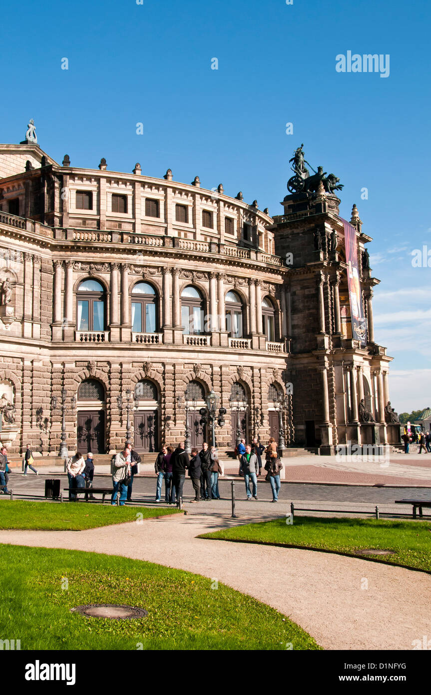 Les gens à la Theaterplatz avec l'Opéra Semper ou en arrière-plan, Semperoper Dresden, Allemagne Banque D'Images