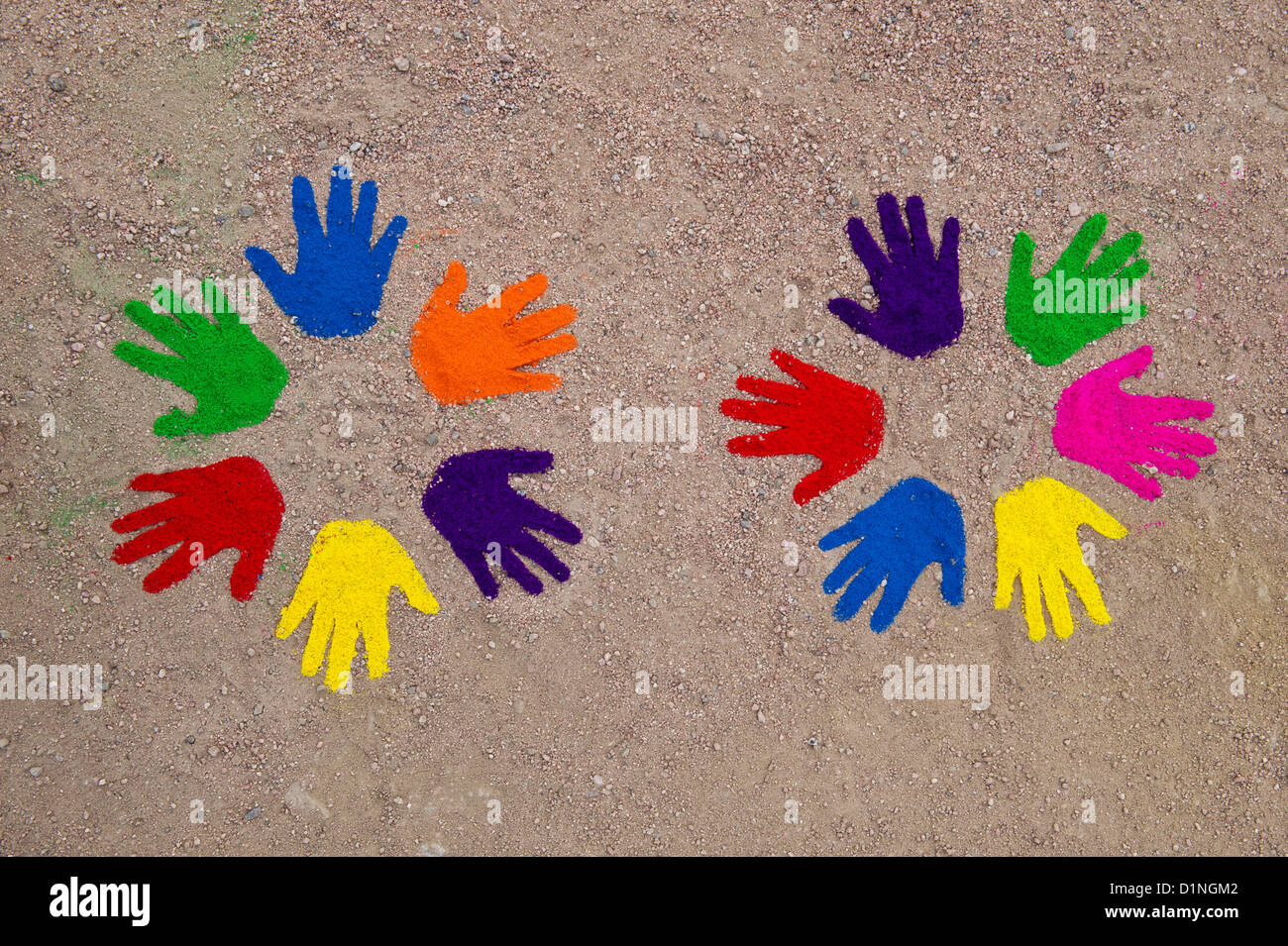 La poudre de couleur imprime sur un modèle circulaire sur un chemin Banque D'Images