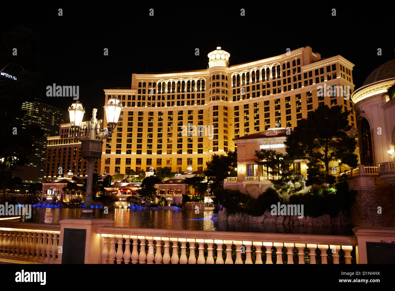 Mur et des lampadaires à l'extérieur de l'hôtel Bellagio et casino Las Vegas NEVADA USA Banque D'Images