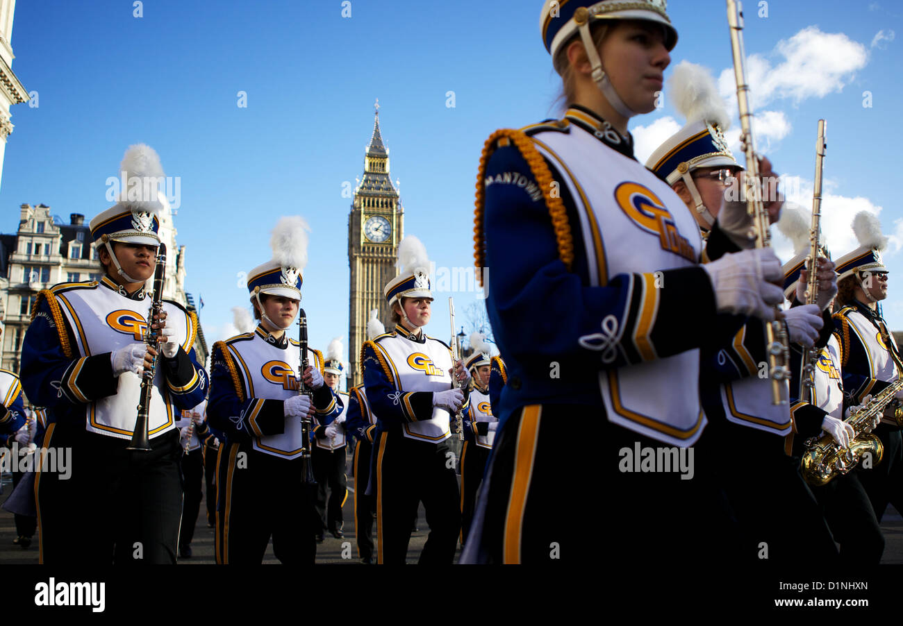 Londres, Royaume-Uni. 1er janvier 2013. Une fanfare de la United States prend part au défilé du Nouvel An de Londres qui passe à travers le centre de Londres, 01 janvier 2013. Des milliers de personnes étaient alignés sur la route pour regarder l'événement annuel. Crédit : George Henton/Alamy Live News Banque D'Images
