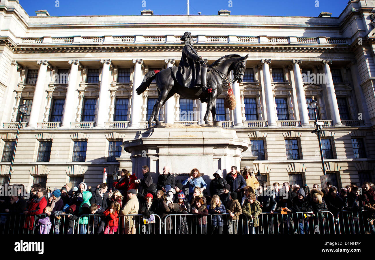 Londres, Royaume-Uni. 1er janvier 2013. Les foules étaient alignés le long de la route de la nouvelle année de Londres Parade qui passe à travers le centre de Londres, 01 janvier 2013. Crédit : George Henton/Alamy Live News Banque D'Images