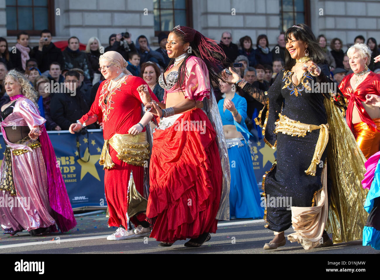 London's défilé du Nouvel An 2013, Angleterre, Royaume-Uni. 01.01.2013 Le London Borough of Enfield les spectacles de danse du ventre à la London's défilé du Nouvel An, le centre de Londres, au Royaume-Uni. Crédit : Jeff Gilbert / Alamy Live News Banque D'Images