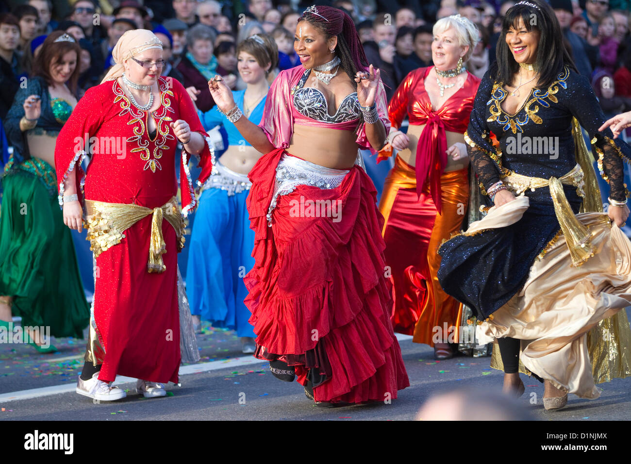 London's défilé du Nouvel An 2013, Angleterre, Royaume-Uni. 01.01.2013 Le London Borough of Enfield les spectacles de danse du ventre à la London's défilé du Nouvel An, le centre de Londres, au Royaume-Uni. Crédit : Jeff Gilbert / Alamy Live News Banque D'Images