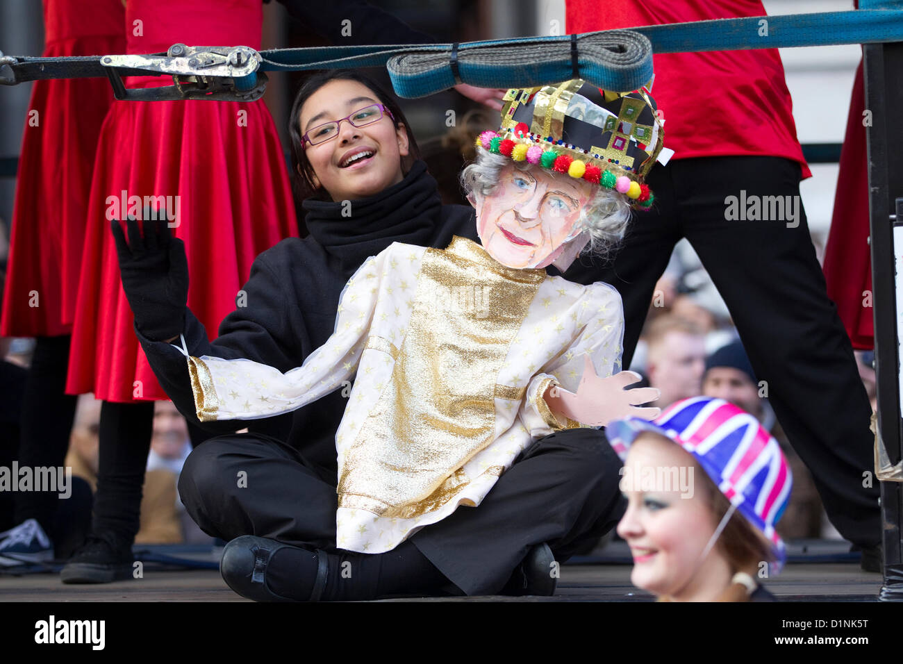 London's défilé du Nouvel An 2013, Angleterre, Royaume-Uni. 01.01.2013 La Reine fait une apparition avec le London Borough of Hounslow effectuer à la London's défilé du Nouvel An, le centre de Londres, au Royaume-Uni. Crédit : Jeff Gilbert / Alamy Live News Banque D'Images
