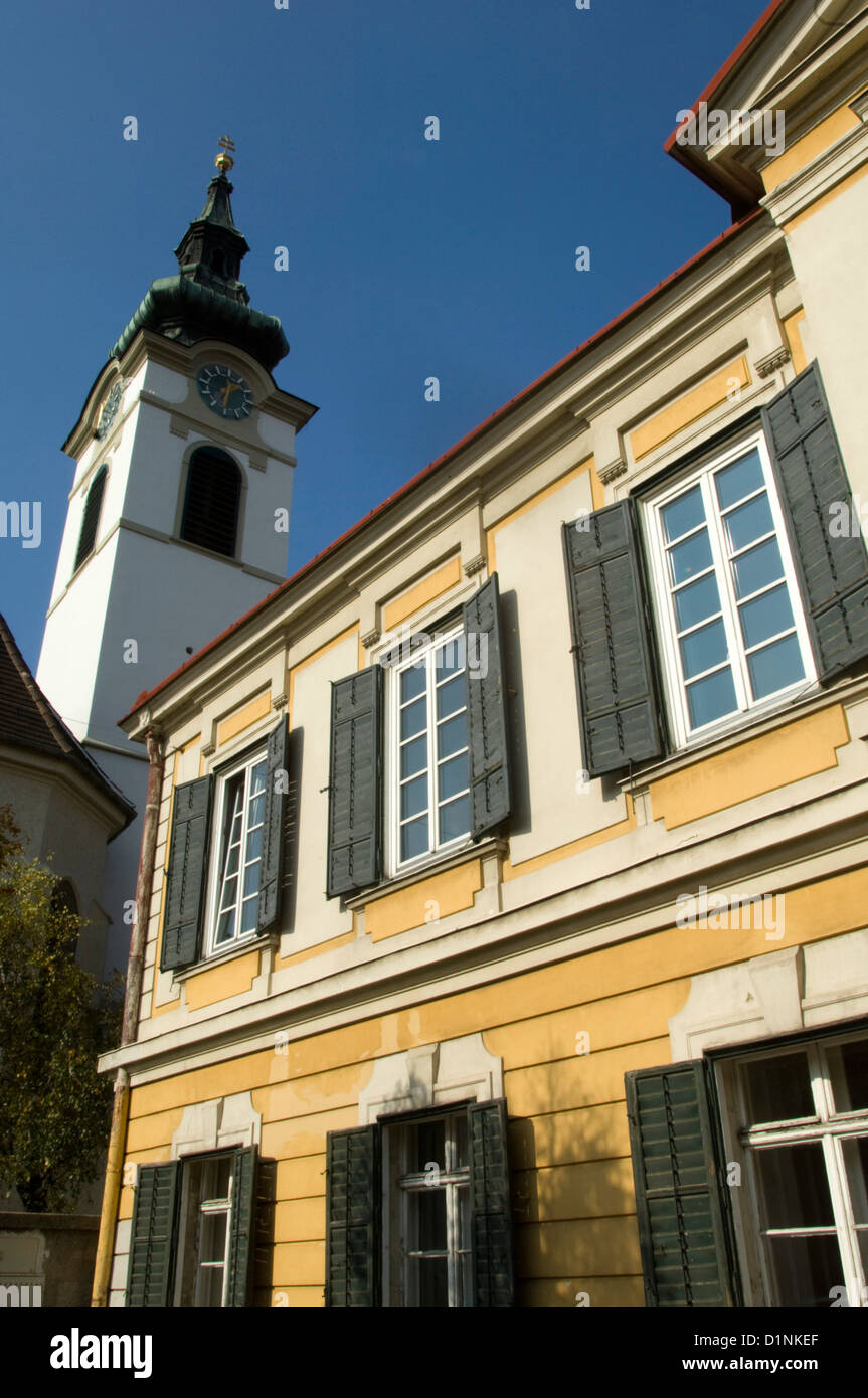 Österreich, Wien 23, Mauer, Endresstrasse, Rudolf-Steiner-Schule, dahinter der Turm der Erlöserkirche Banque D'Images
