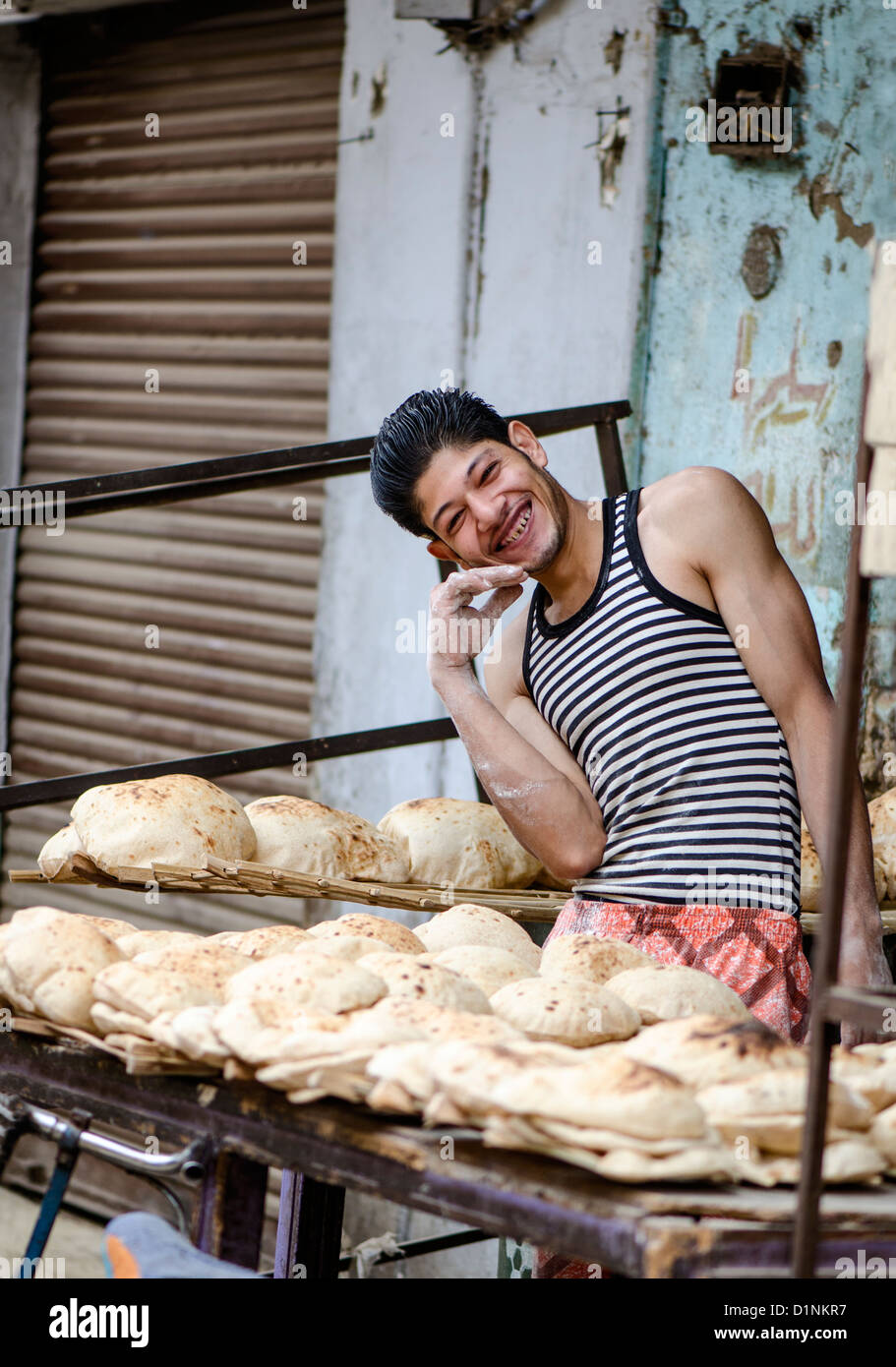 Baker au travail dans la rue du Caire Banque D'Images