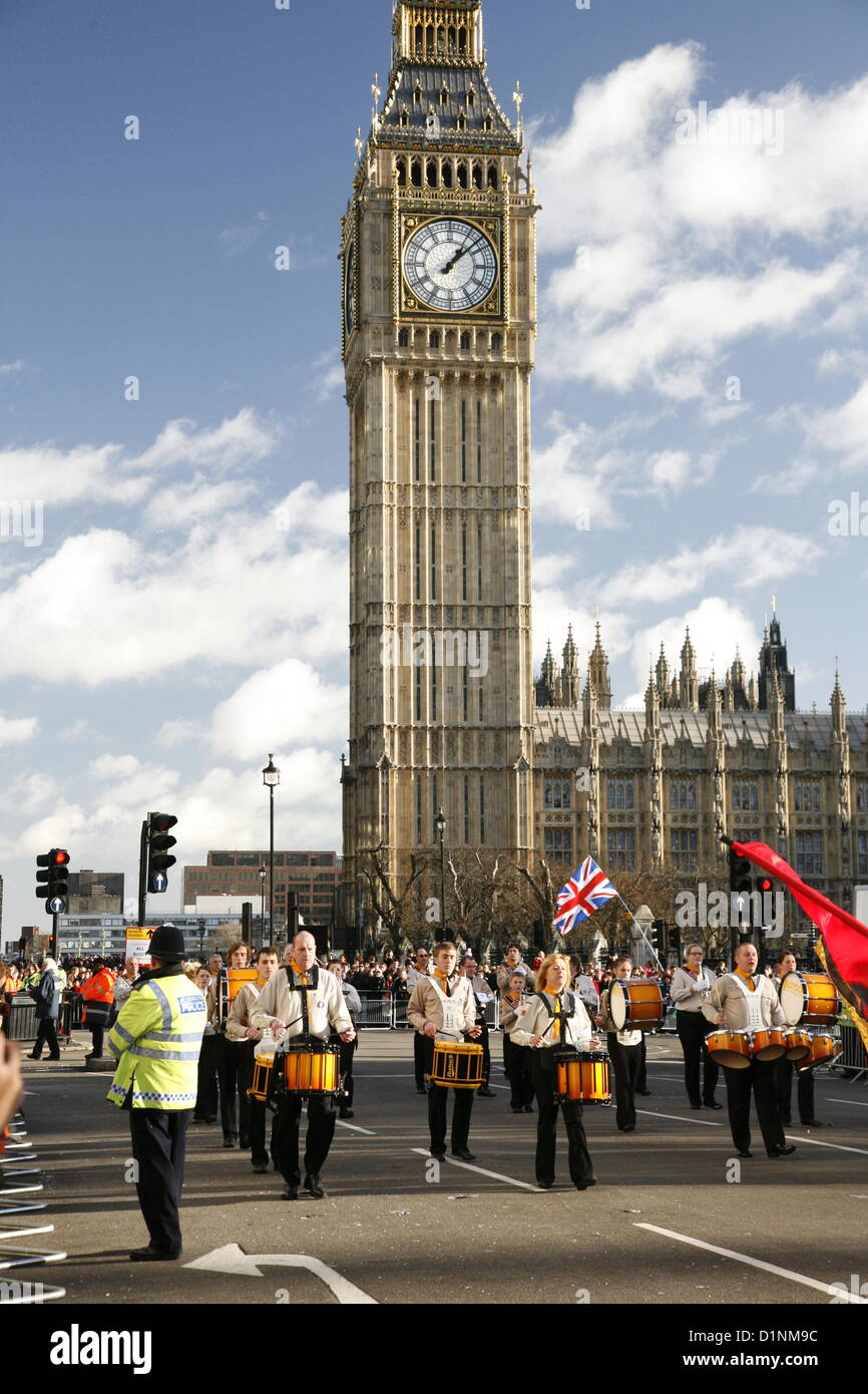 Londres - 01 janvier : Un Marching Band participe à la nouvelle ans Day Parade le Janvier 01, 2013 à Londres, au Royaume-Uni. Plus de 10 000 artistes représentent pour 20 pays dans le monde. Banque D'Images