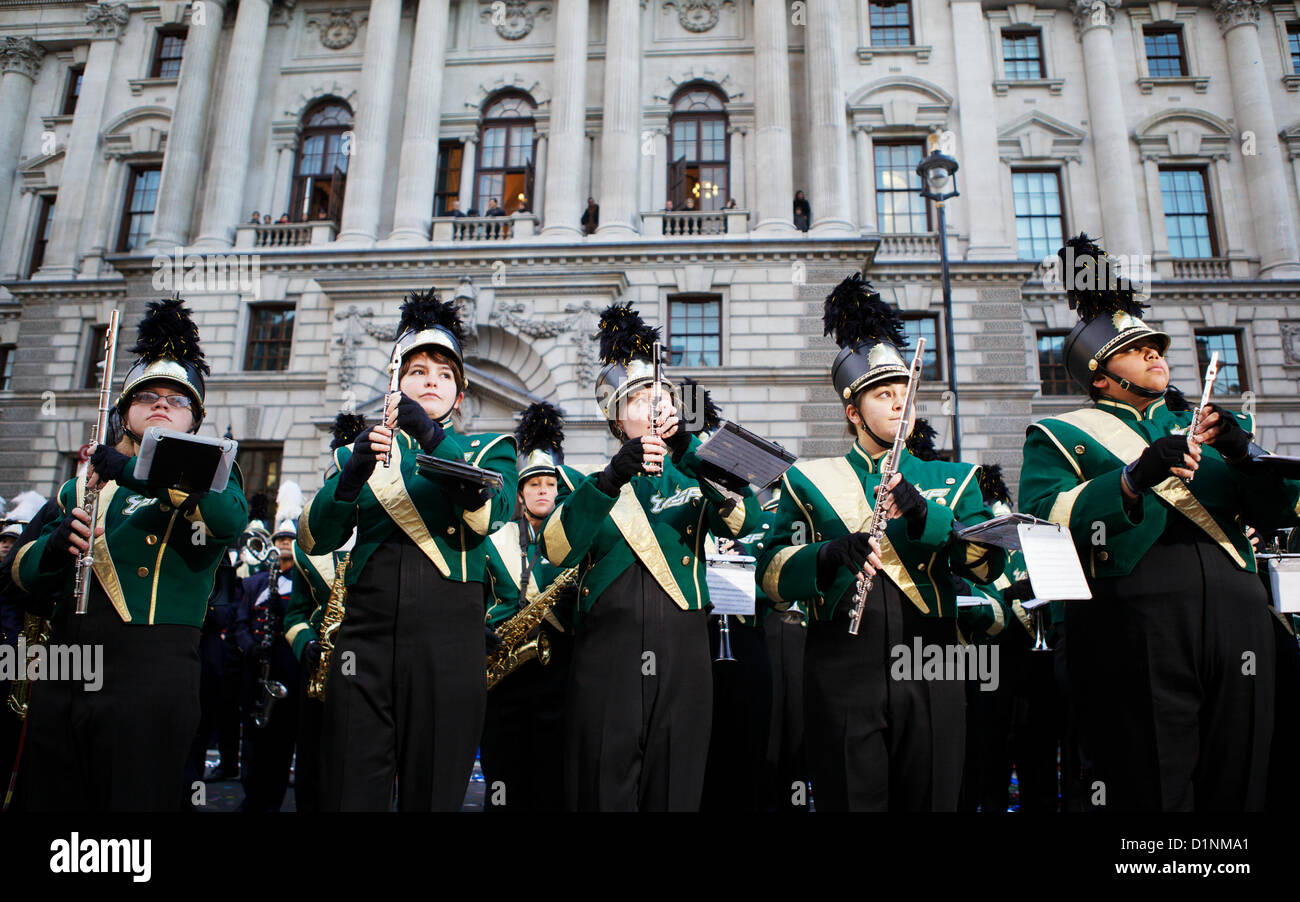 Londres, Royaume-Uni. 1er janvier 2013. Les artistes interprètes ou exécutants dans le défilé du Nouvel An de divertir des milliers qui sont venus voir l'événement annuel. Crédit : George Henton/Alamy Live News Banque D'Images