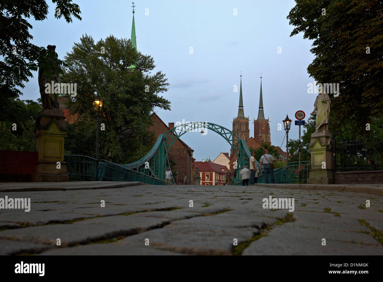 Wroclaw, Pologne, le Tumskibruecke avec vue sur la cathédrale Saint Jean sur l'île de la Cathédrale Banque D'Images Wroclaw, Pologne, le Tumskibruecke avec vue sur la cathédrale Saint Jean sur l'île de la Cathédrale Banque D'Images