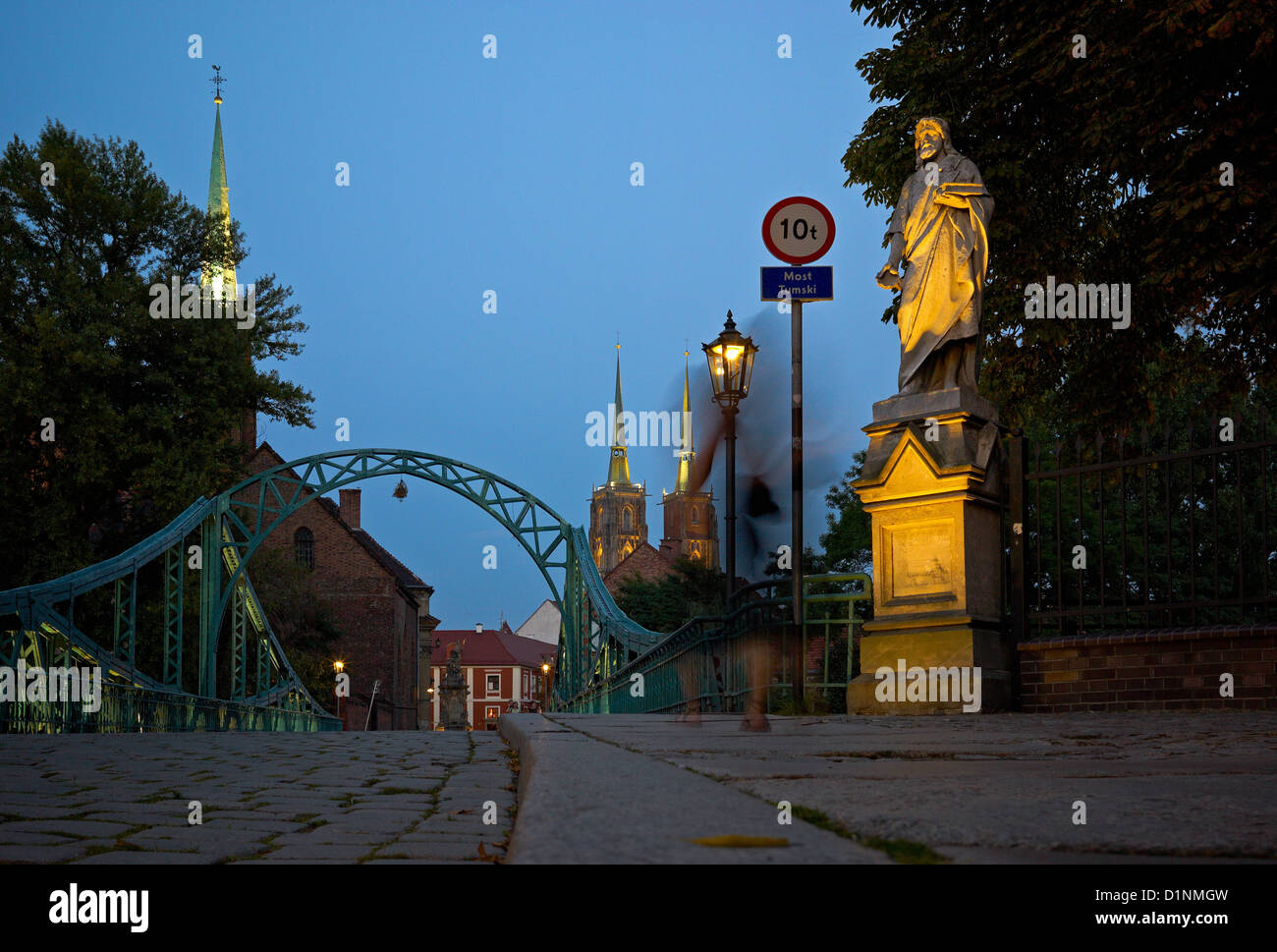 Wroclaw, Pologne, le Tumskibruecke avec vue sur la cathédrale Saint Jean sur l'île de la Cathédrale Banque D'Images Wroclaw, Pologne, le Tumskibruecke avec vue sur la cathédrale Saint Jean sur l'île de la Cathédrale Banque D'Images