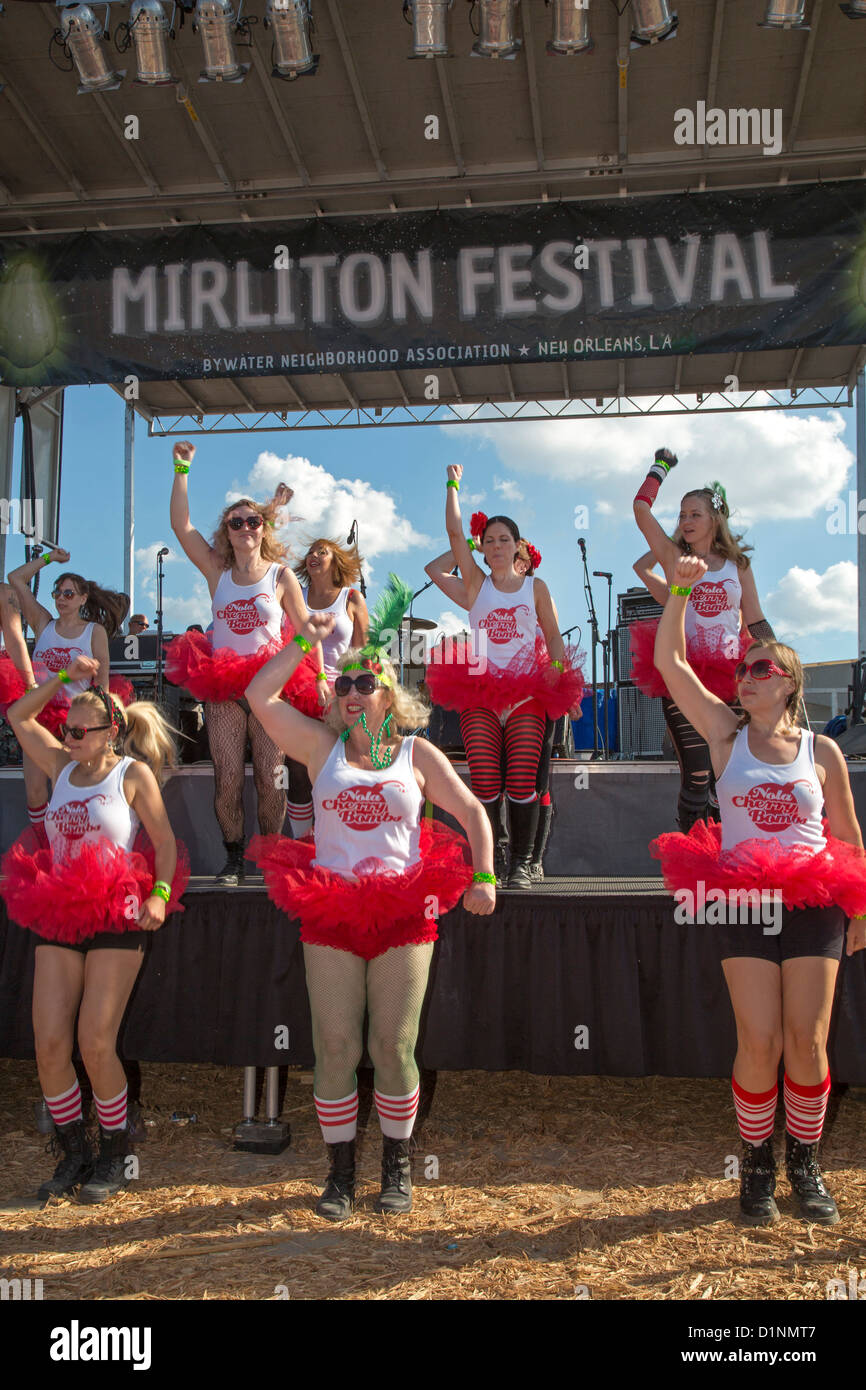 La Nouvelle-Orléans, Louisiane - l'NOLA Cherry Bombs effectuer au Mirliton Festival dans le quartier de la ville de Bywater. Banque D'Images