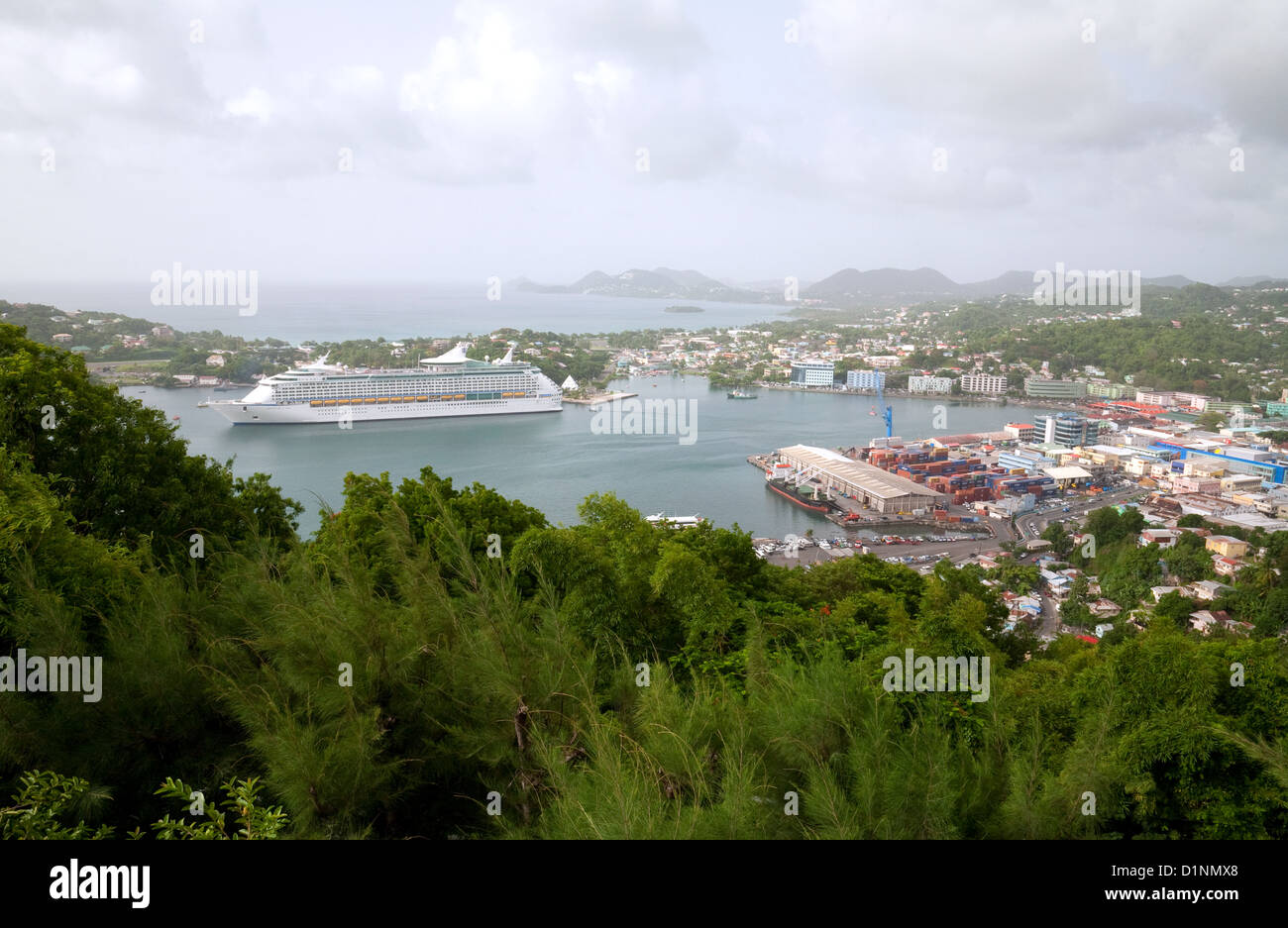 Une vue sur le port de Castries, Sainte-Lucie, Caraïbes, Antilles, avec un bateau de croisière à port Banque D'Images