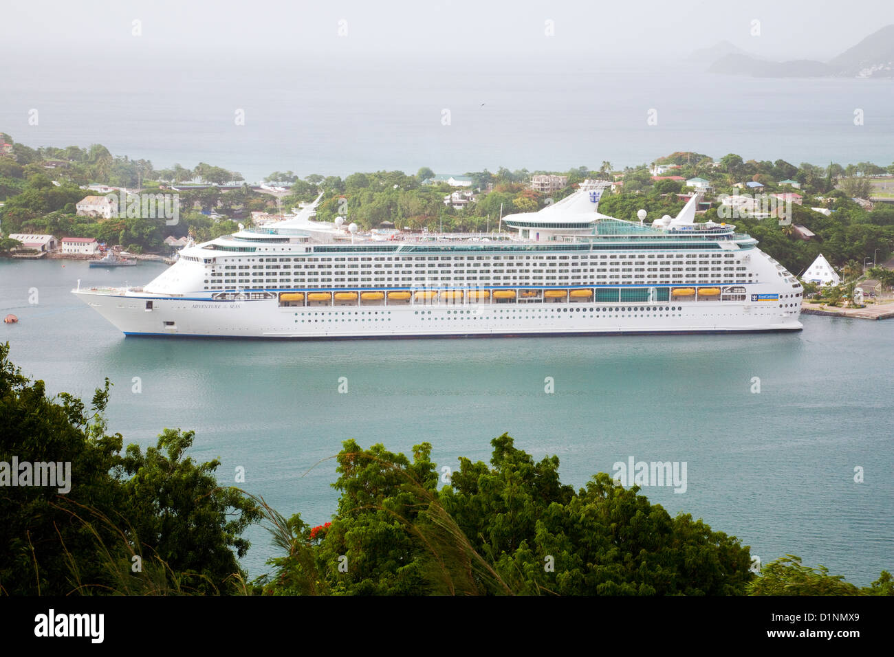 Le navire de croisière "de la mer" dans le port de Castries, Sainte-Lucie, Caraïbes, Antilles Banque D'Images