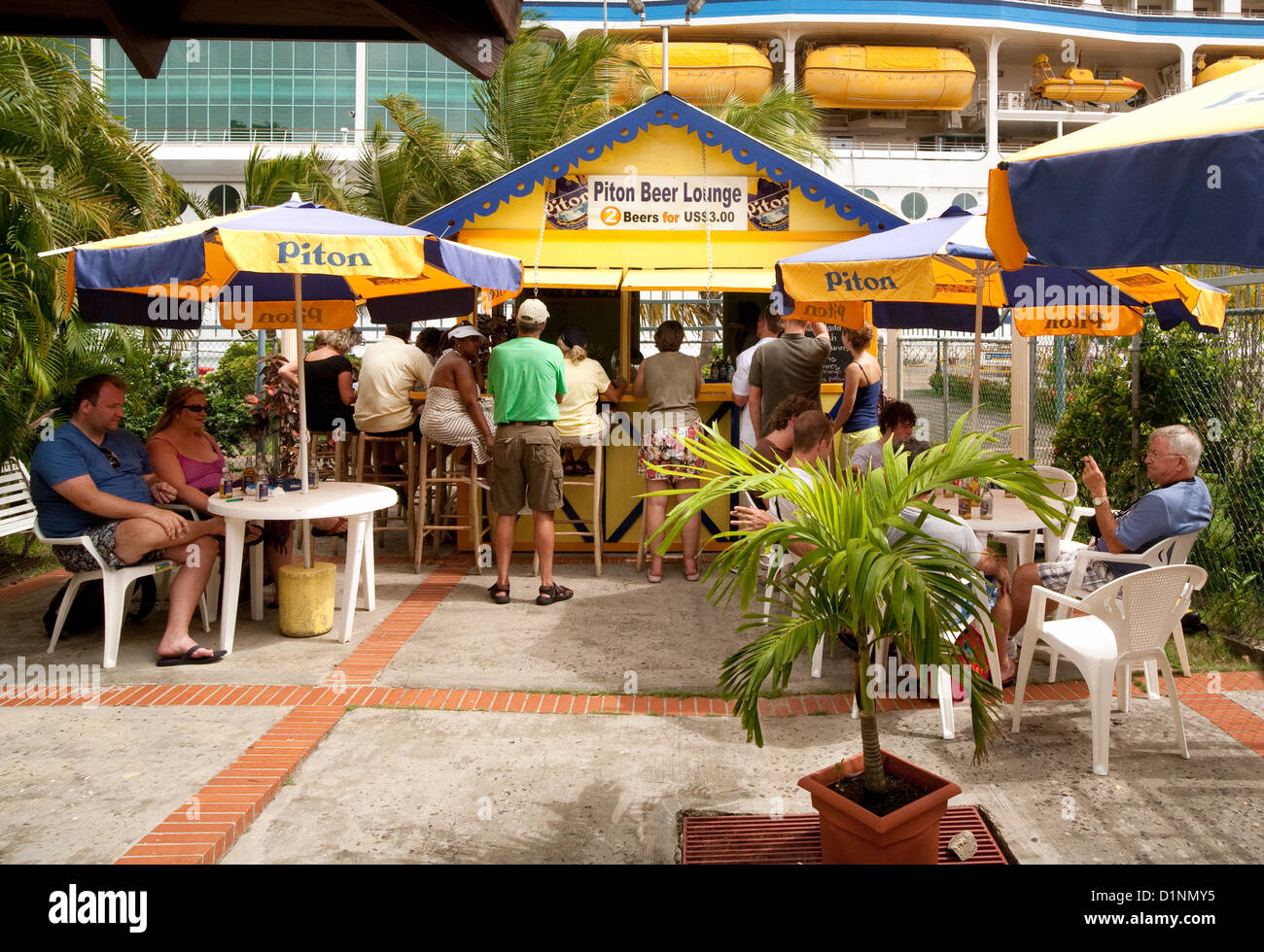 Les personnes qui boivent de la bière au Piton Piton Beer lounge, Point Seraphine, Castries, Sainte-Lucie Antilles Banque D'Images