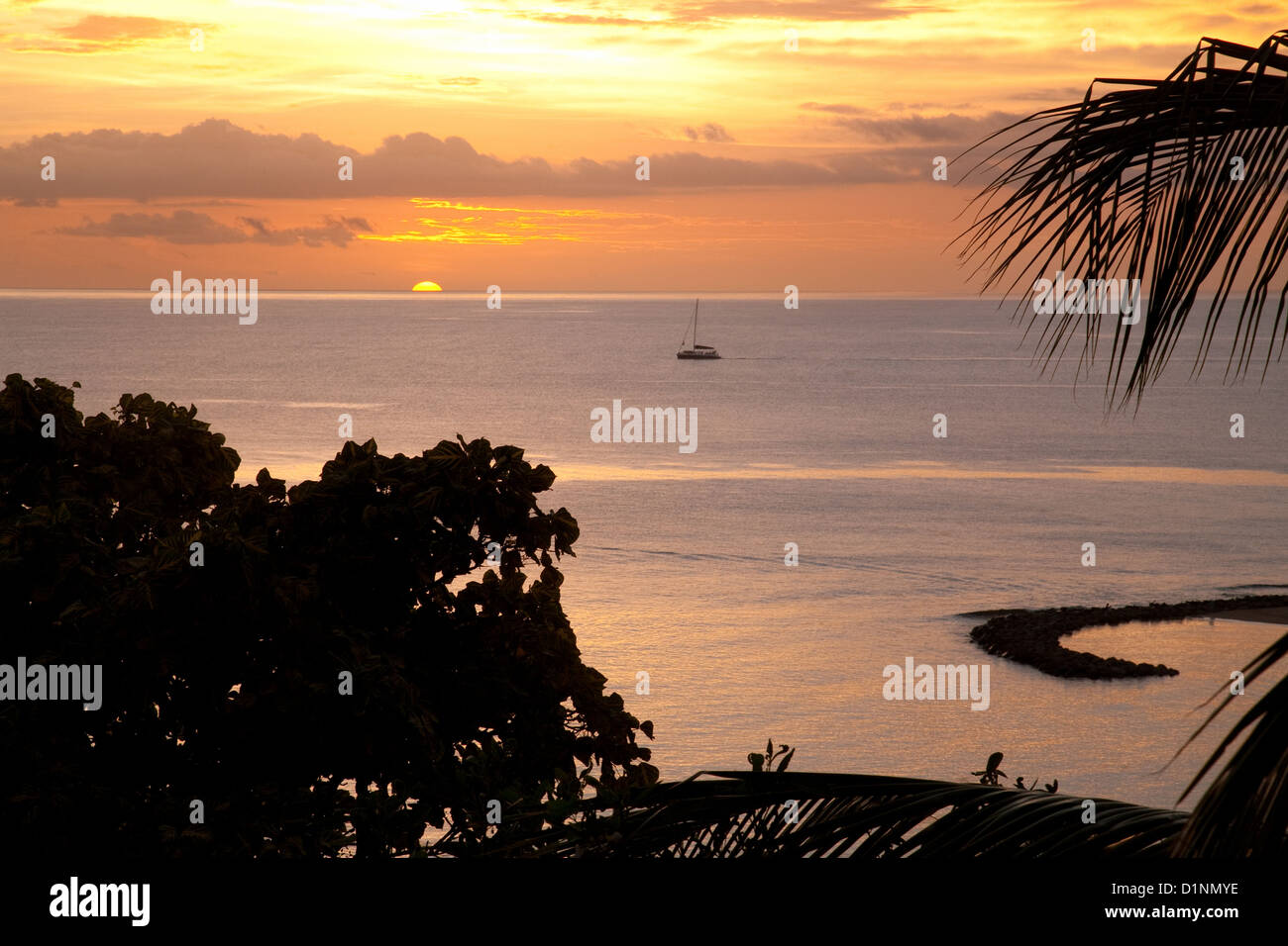 Coucher de soleil idyllique dans les Caraïbes ; coucher de soleil à Sainte-Lucie, sur la mer des Caraïbes, Antilles, Îles du vent, Caraïbes Banque D'Images