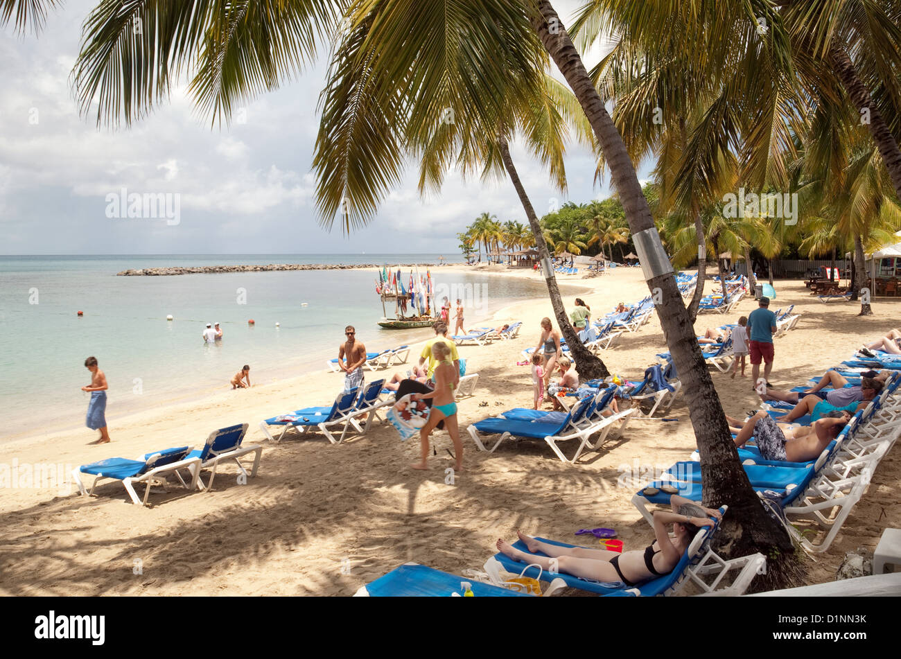Plage de St Lucia - touristes sur la plage de Windjammer Landing Hotel, St Lucia Caraïbes Antilles Banque D'Images