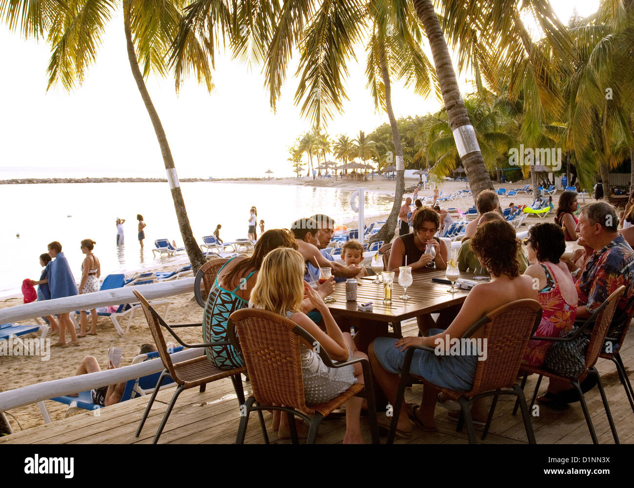 Les touristes de prendre un verre au bar de l'hôtel Windjammer Landing Beach, Sainte-Lucie, Caraïbes Antilles Banque D'Images