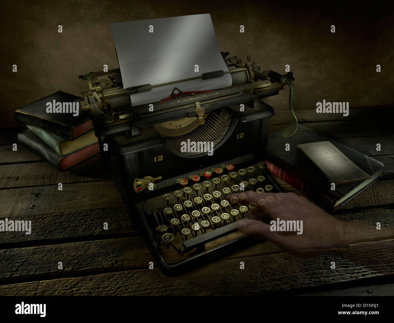 Ghost Writer vieille machine à écrire avec la main fantomatique Banque D'Images