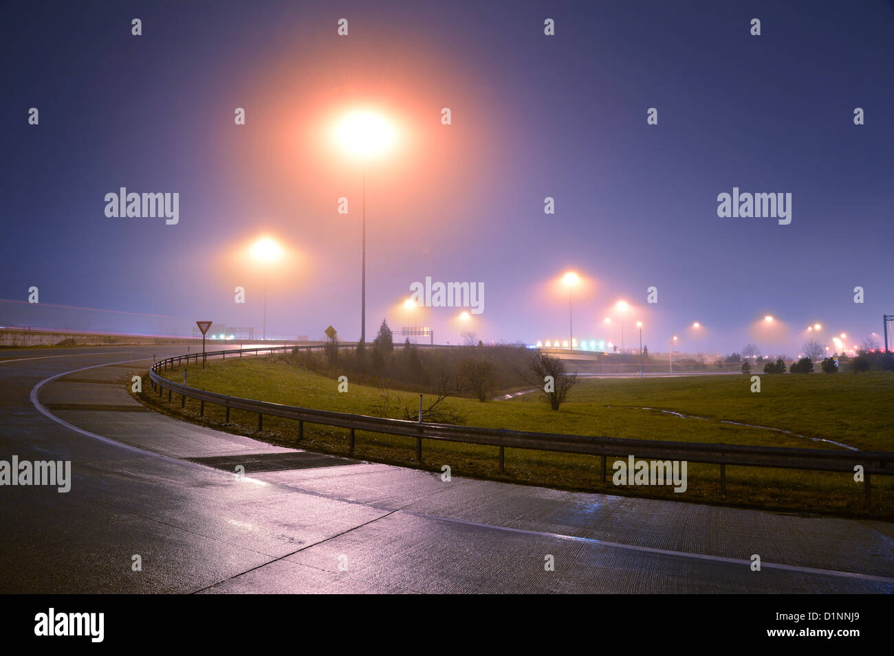 Bretelle d'autoroute et de lumière la nuit avec la pluie brouillard Brouillard Banque D'Images