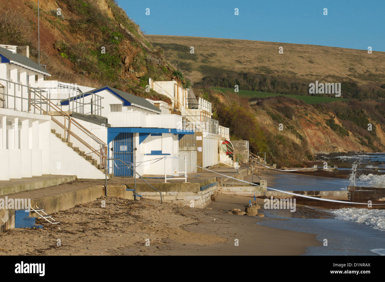 Falaises de Swanage et cabines de plage à l'extrémité nord de la baie de Swanage Banque D'Images