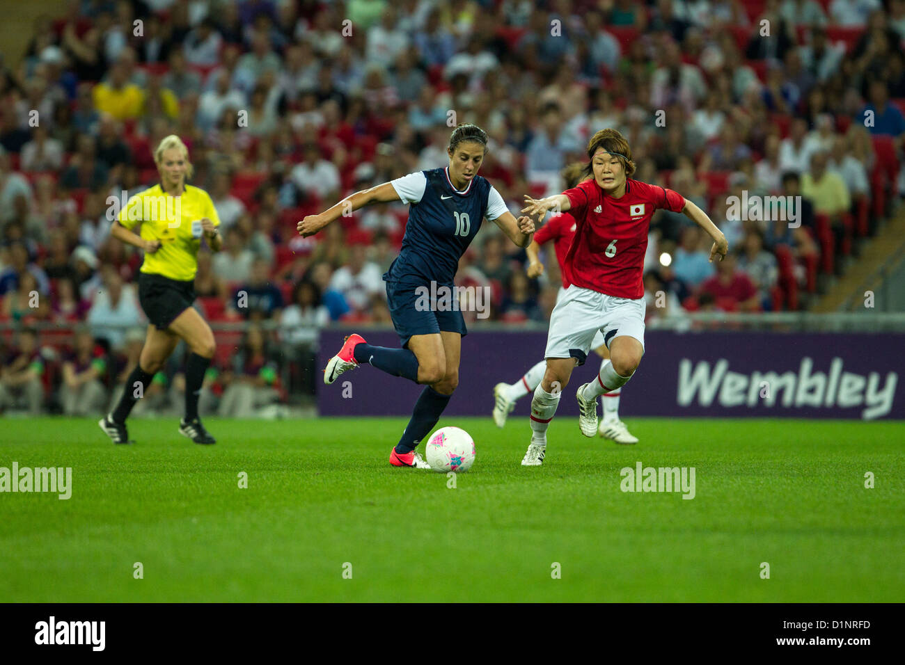 Carli Lloyd (USA)-10 et Mizuho Sakaguchi (JPN)-USA remporte l'or sur le Japon en femmes Football (soccer) aux Jeux Olympiques d'été Banque D'Images