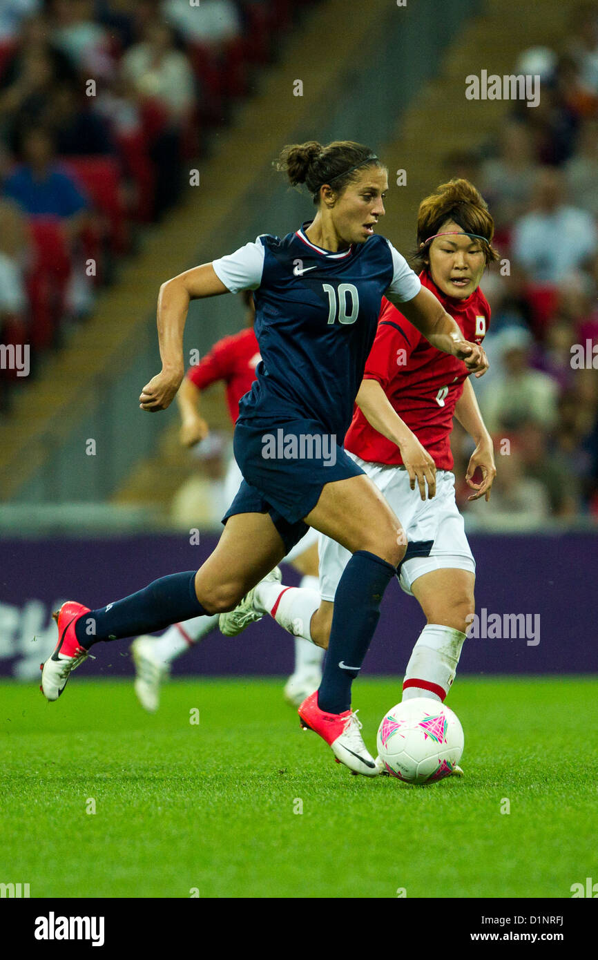 Carli Lloyd (USA)-10 et Mizuho Sakaguchi (JPN)-USA remporte l'or sur le Japon en femmes Football (soccer) aux Jeux Olympiques d'été Banque D'Images
