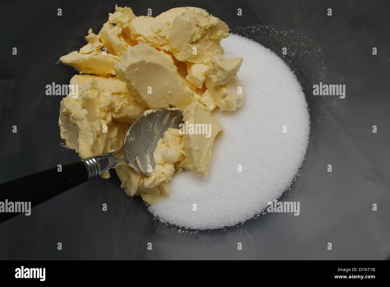 Le sucre et la margarine dans un bol en plastique Banque D'Images