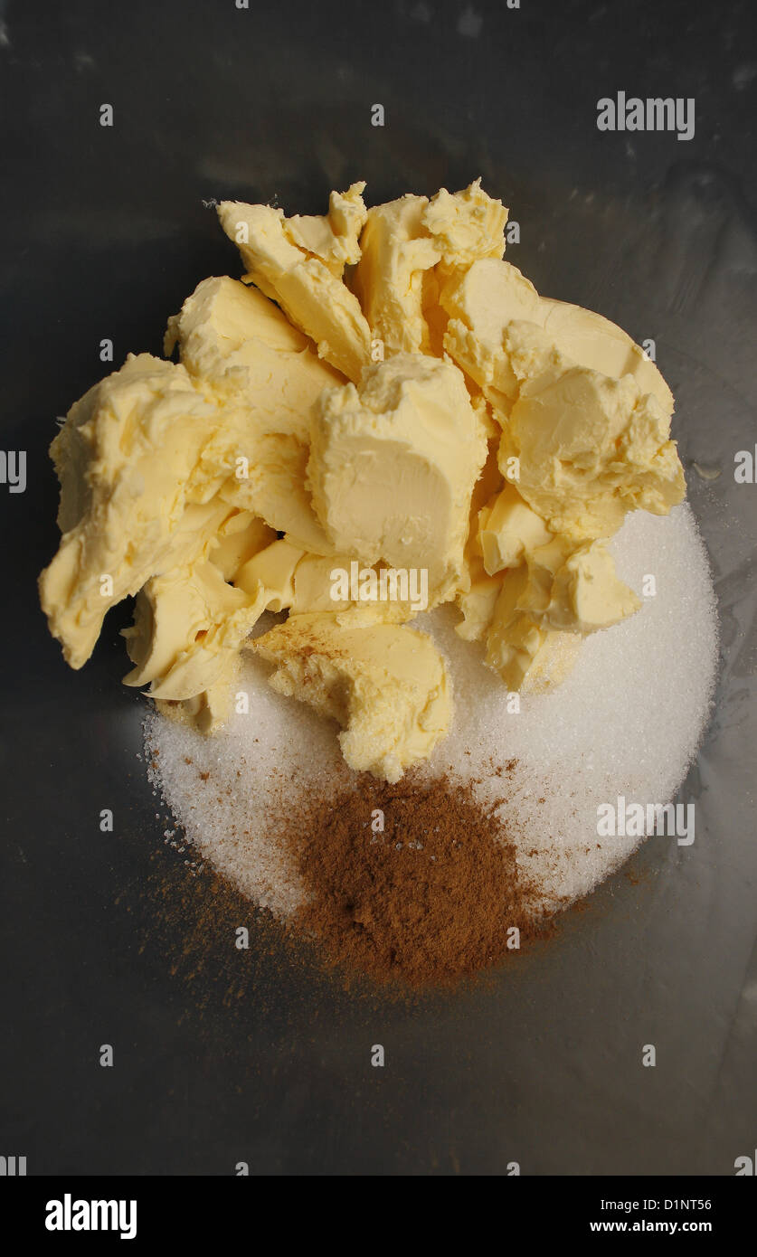 Le sucre, la margarine et la cannelle dans un bol en plastique Banque D'Images
