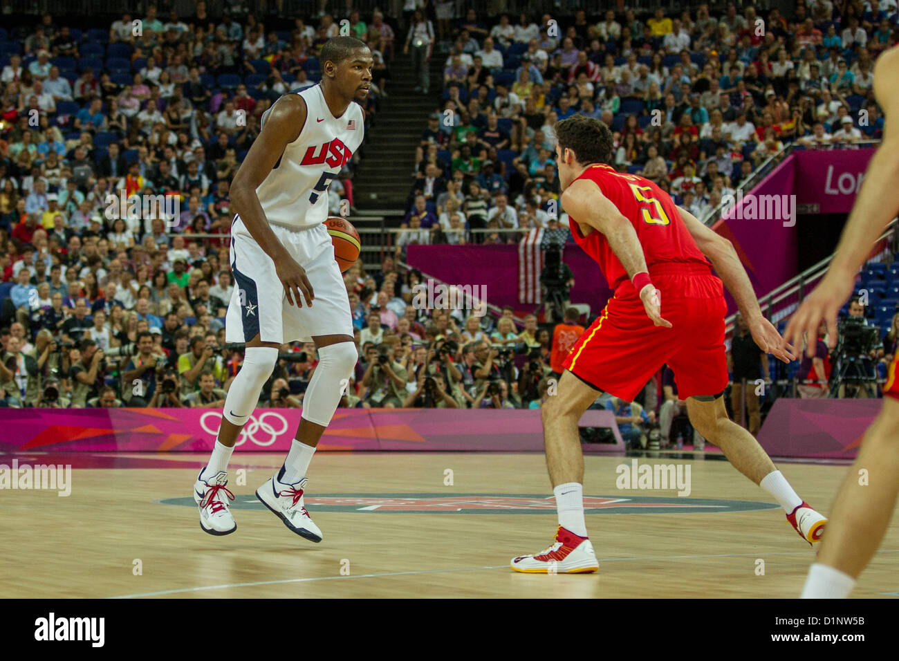 Kevin Durant (USA) qui se font concurrence sur la médaille d'or jeu de basket-ball aux Jeux Olympiques d'été, Londres 2012 Banque D'Images