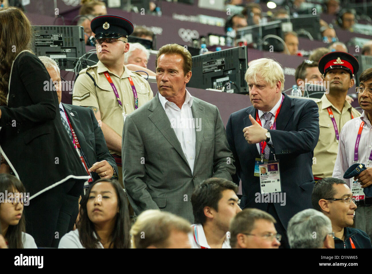 Arnold Schwarzenegger et le maire de Londres Boris Johnson à la médaille d'or jeu de basket-ball aux Jeux Olympiques d'été Banque D'Images