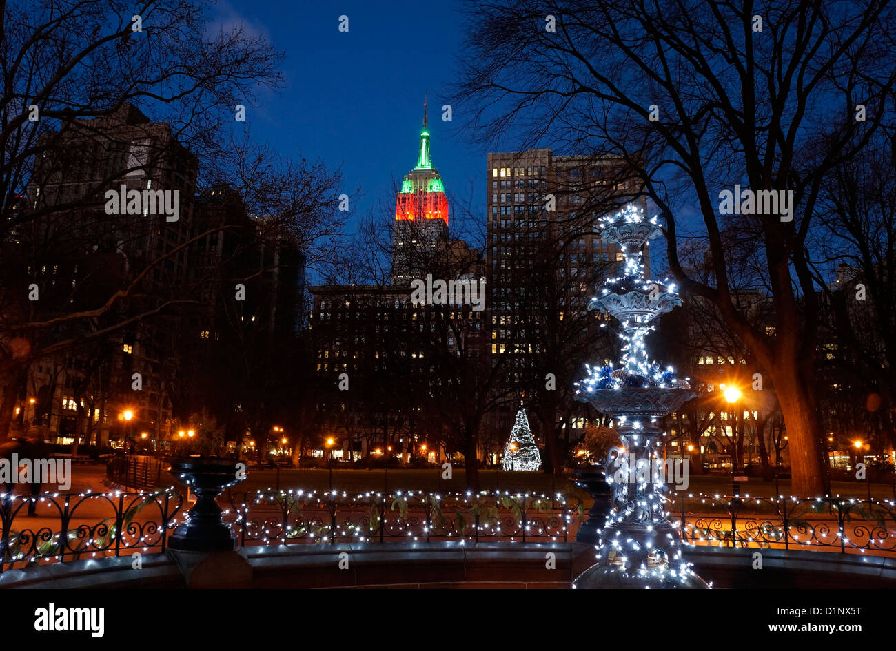 Fontaine dans le Madison Square Park, à Noël, la ville de New York, NY Empire State Building en arrière-plan. Banque D'Images