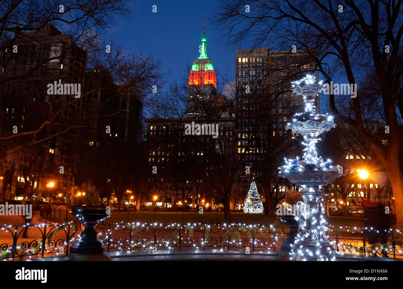 Fontaine dans le Madison Square Park à Noël, new york city, ny. empire state building en arrière-plan. Banque D'Images