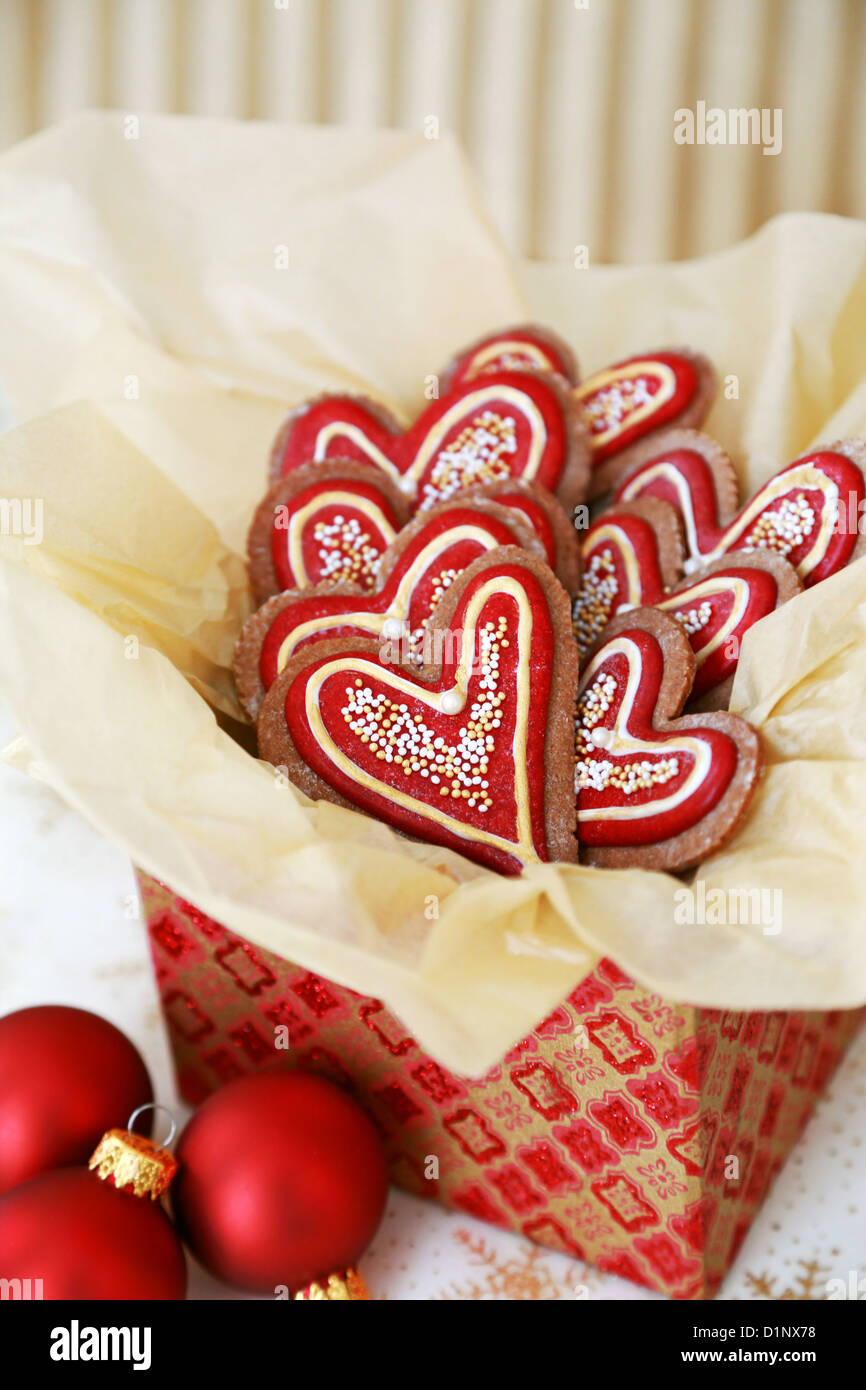 Gingerbread cookies en forme de cœur dans une boîte-cadeau pour Noël Banque D'Images