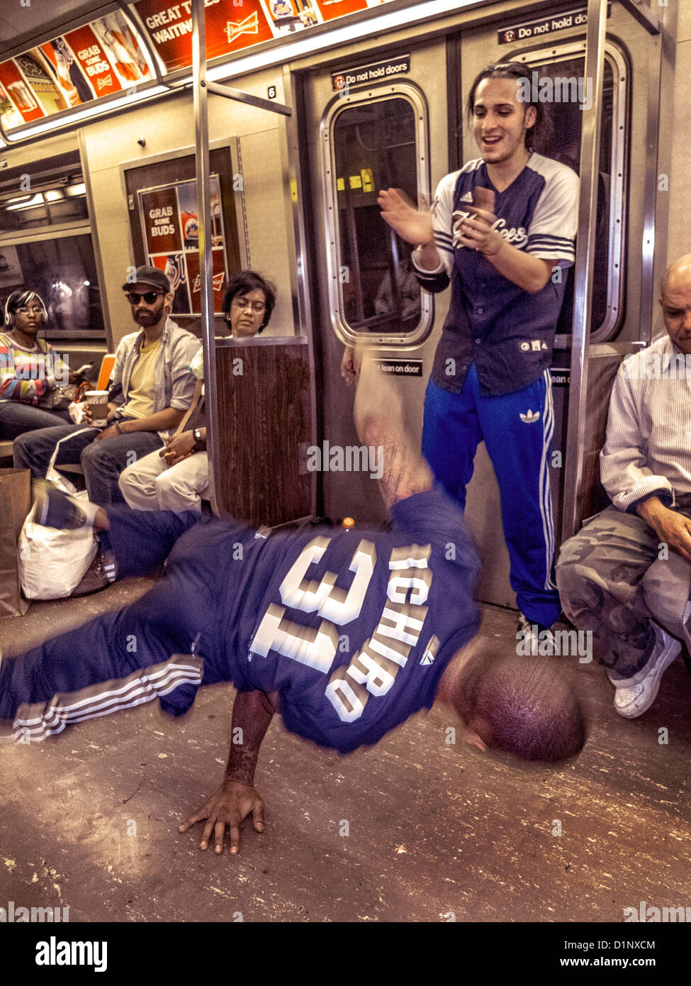 Un homme danse afro-américain pour les passagers tout en conseils équitation de l'New York City subway. Remarque partenaire. Banque D'Images