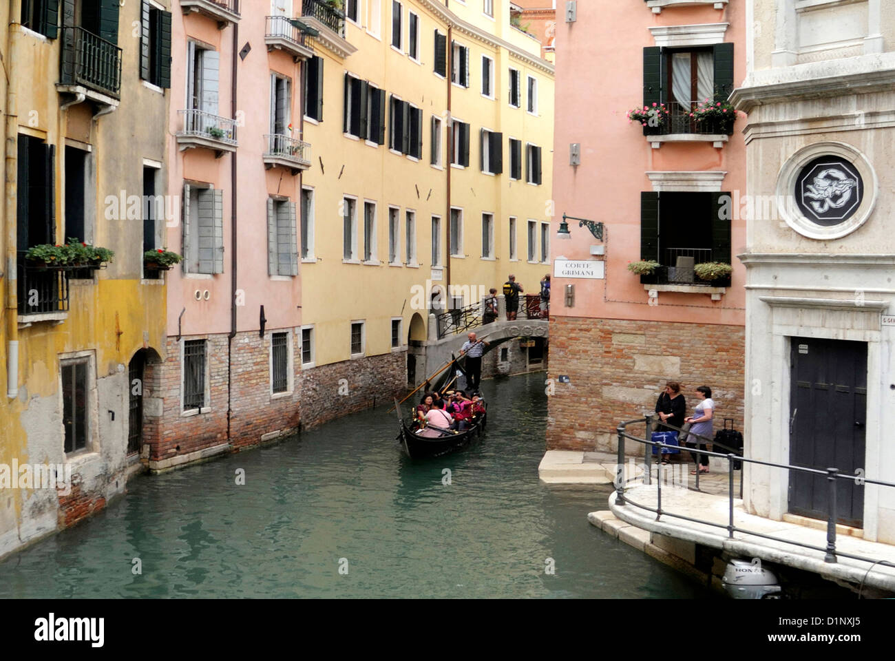 Sur une gondole sur le canal à Venise. Banque D'Images