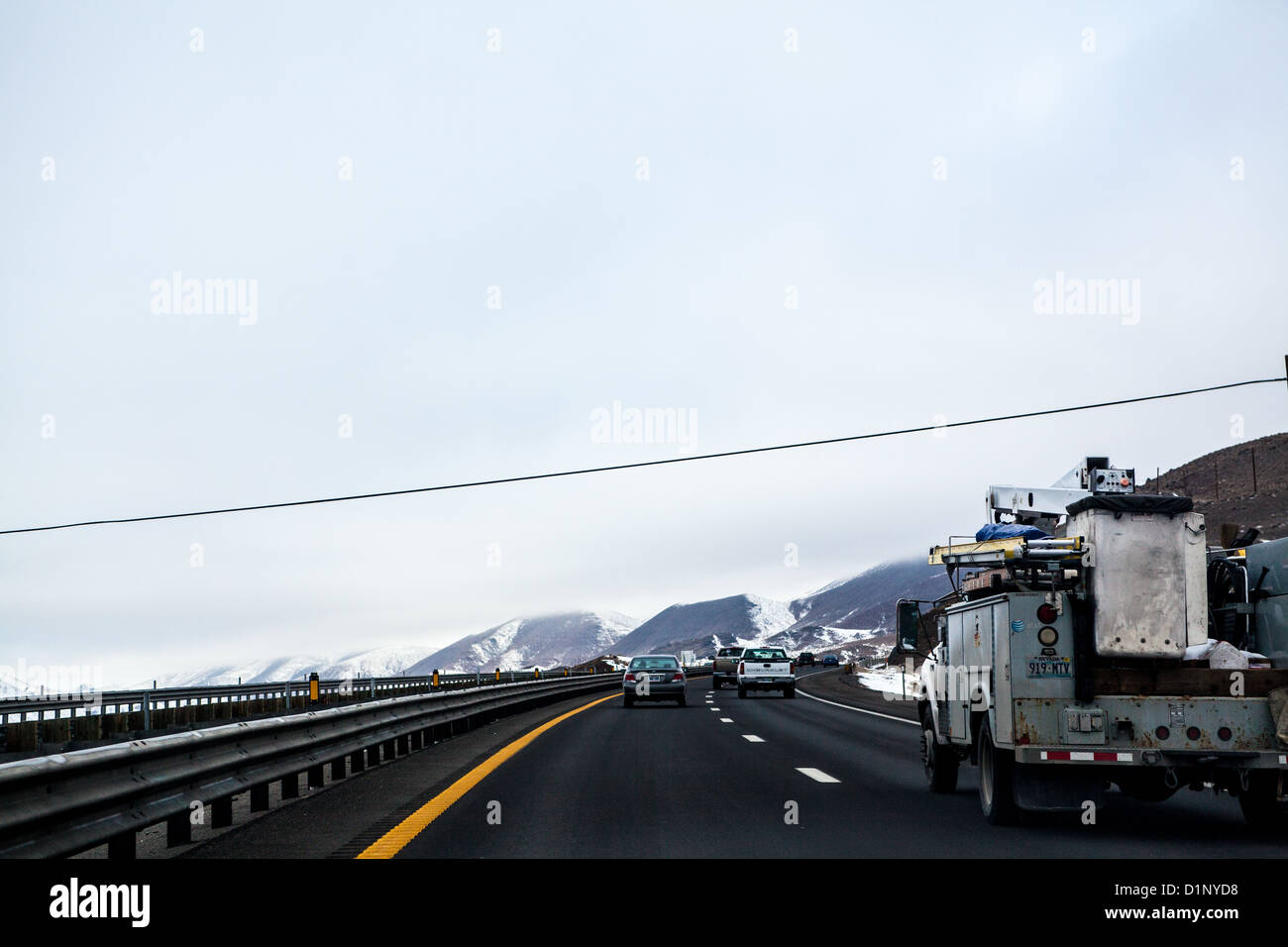 La conduite en hiver le long de l'autoroute 80 ouest en direction de Reno Nevada le long de la rivière Truckee Banque D'Images