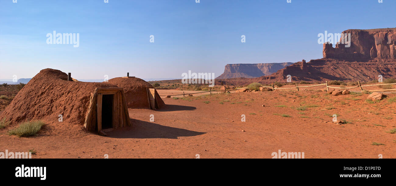 Habitation traditionnelle navajo hogans, rituelles et de structure, Monument Valley Navajo Tribal Park, Utah, USA Banque D'Images