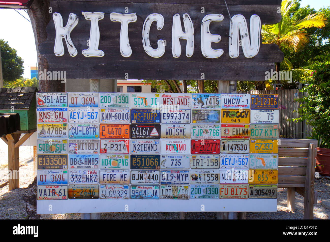 Florida Key Largo Florida Keys, US Highway route 1 One, Overseas Highway, Mme Mac's Kitchen, collection de plaques d'immatriculation, visite touristique des visiteurs Banque D'Images