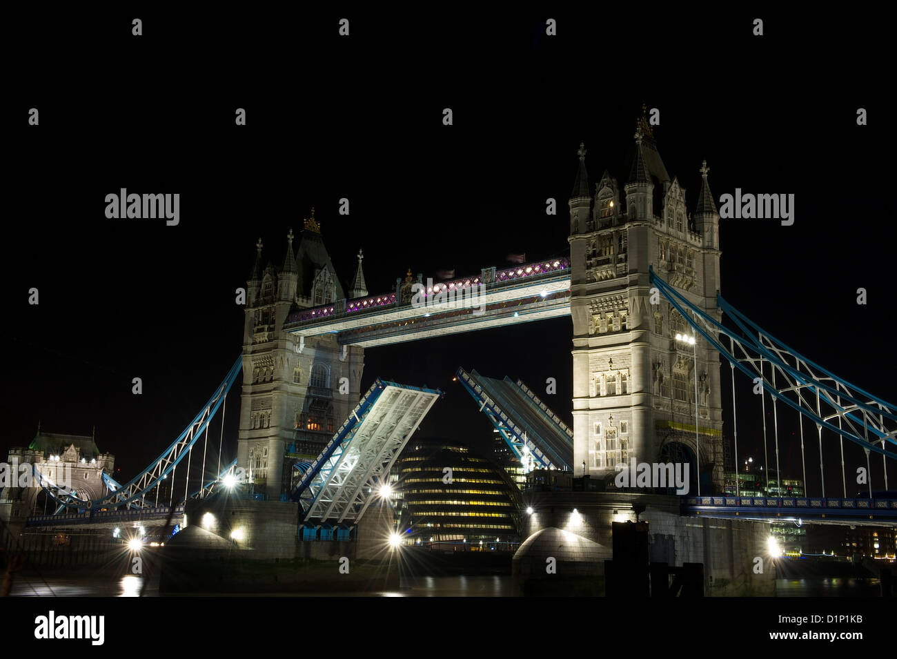 Tower Bridge ouverte la nuit, Londres, UK Banque D'Images