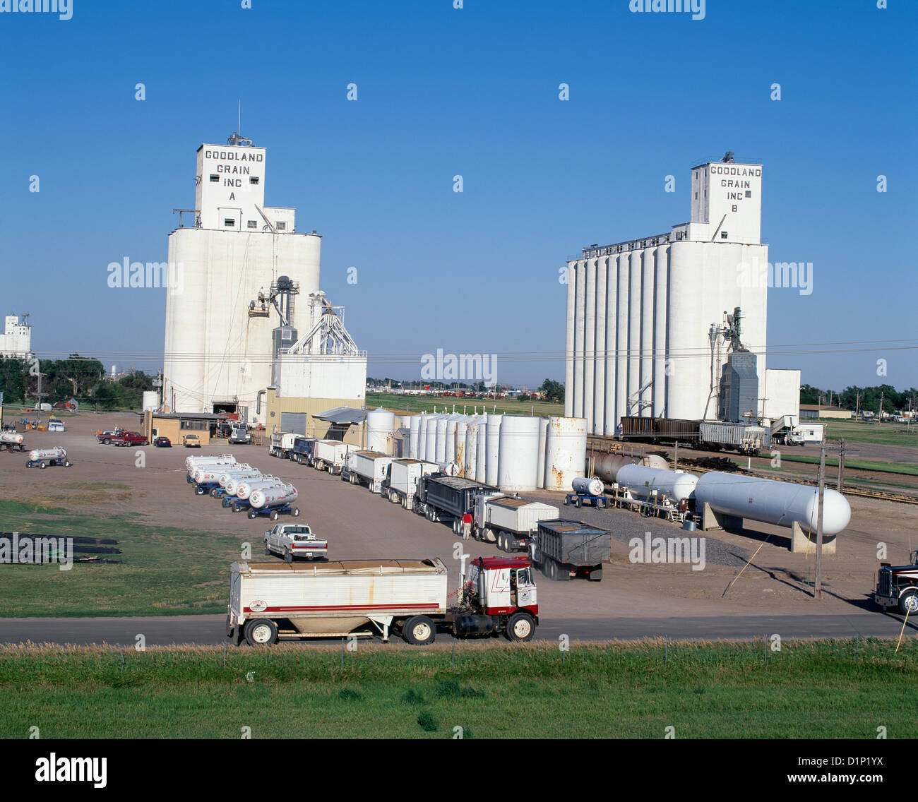 Les camions EN ATTENTE DE SILOS À GRAIN DUMP / Kansas Banque D'Images