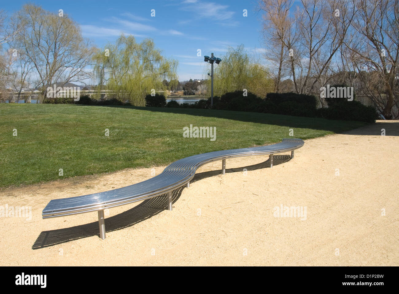 Un boîtier en acier inoxydable, siège en forme de vague, situé au bord du lac Burley Griffin, Canberra, Australie Banque D'Images