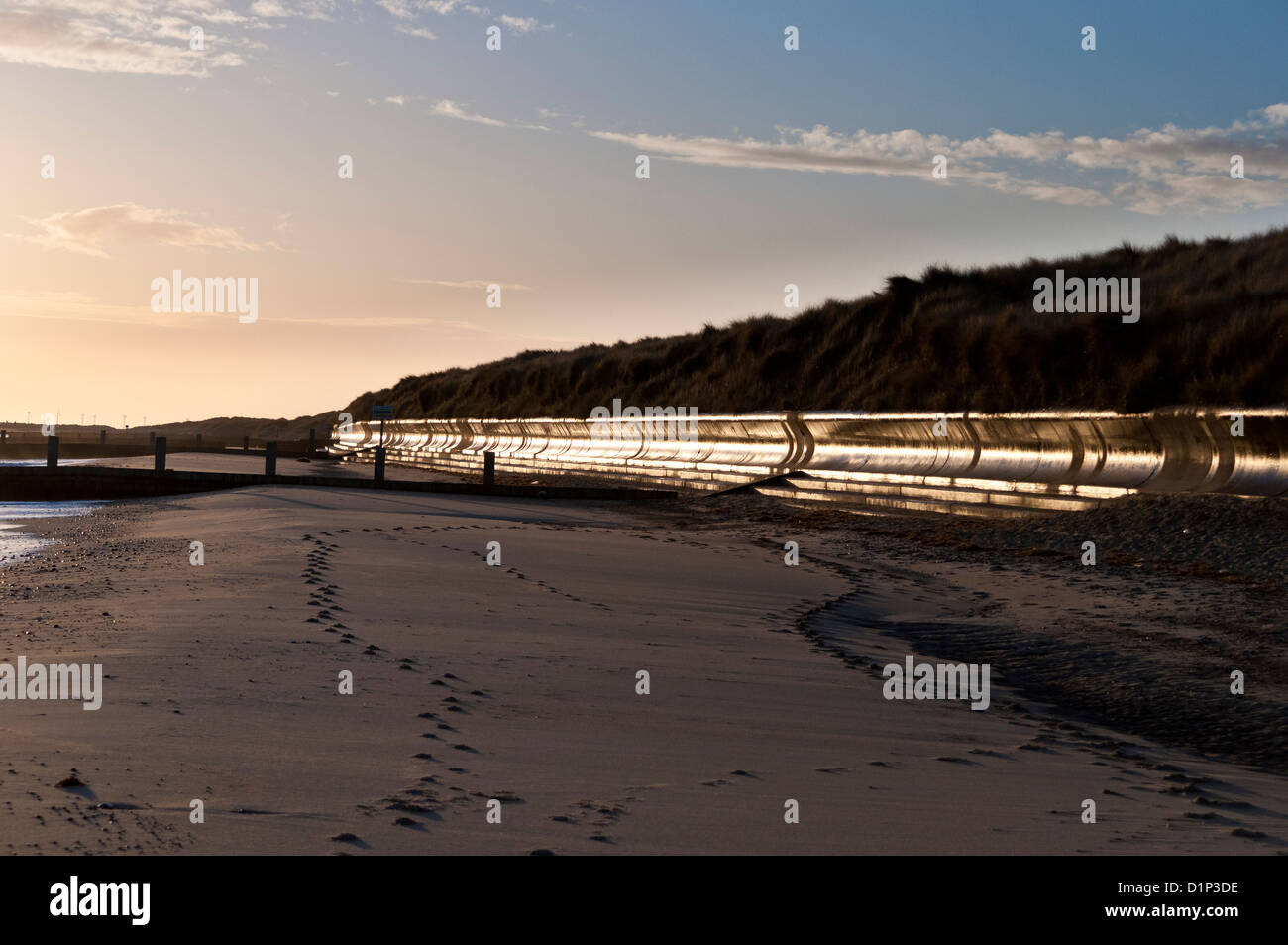Panneaux de béton mur concave mer dunes Winterton dans matin aube lumière Banque D'Images