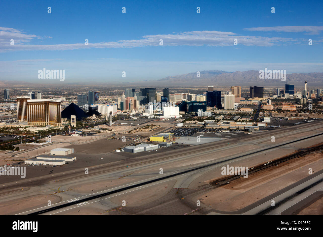 Vue aérienne de la Strip de Las Vegas et les pistes de l'aéroport de mccarran NEVADA USA Banque D'Images