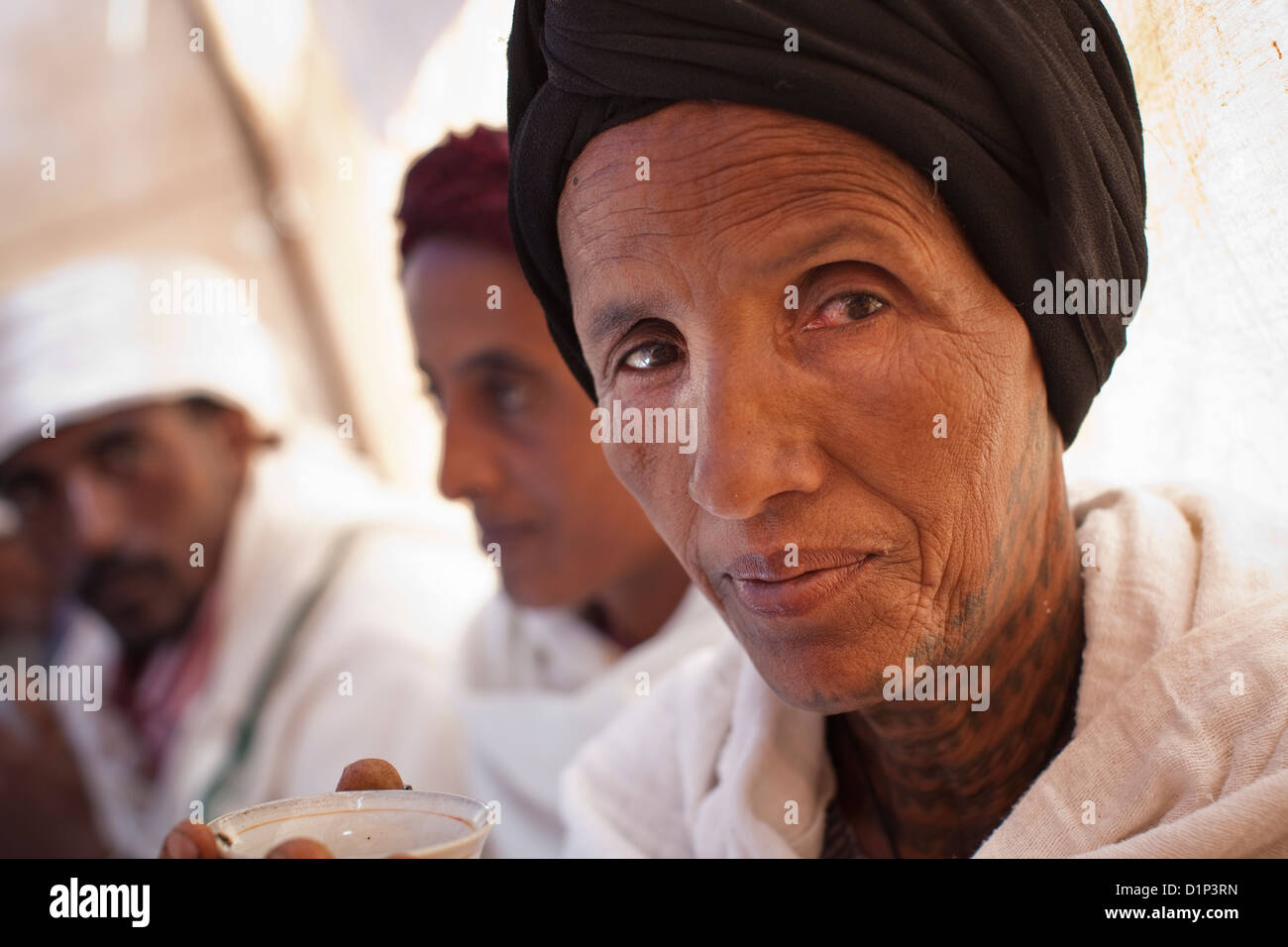 Femme en robe traditionnelle othodox avec tatouages faciaux à Debre Markos, Éthiopie. Banque D'Images