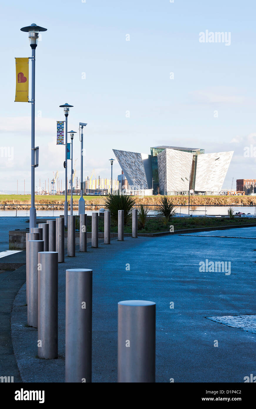 La belle façade de la Titanic Museum dans Titanic tout près de chantier naval Harland and Wolff à Belfast en Irlande du Nord UK Banque D'Images