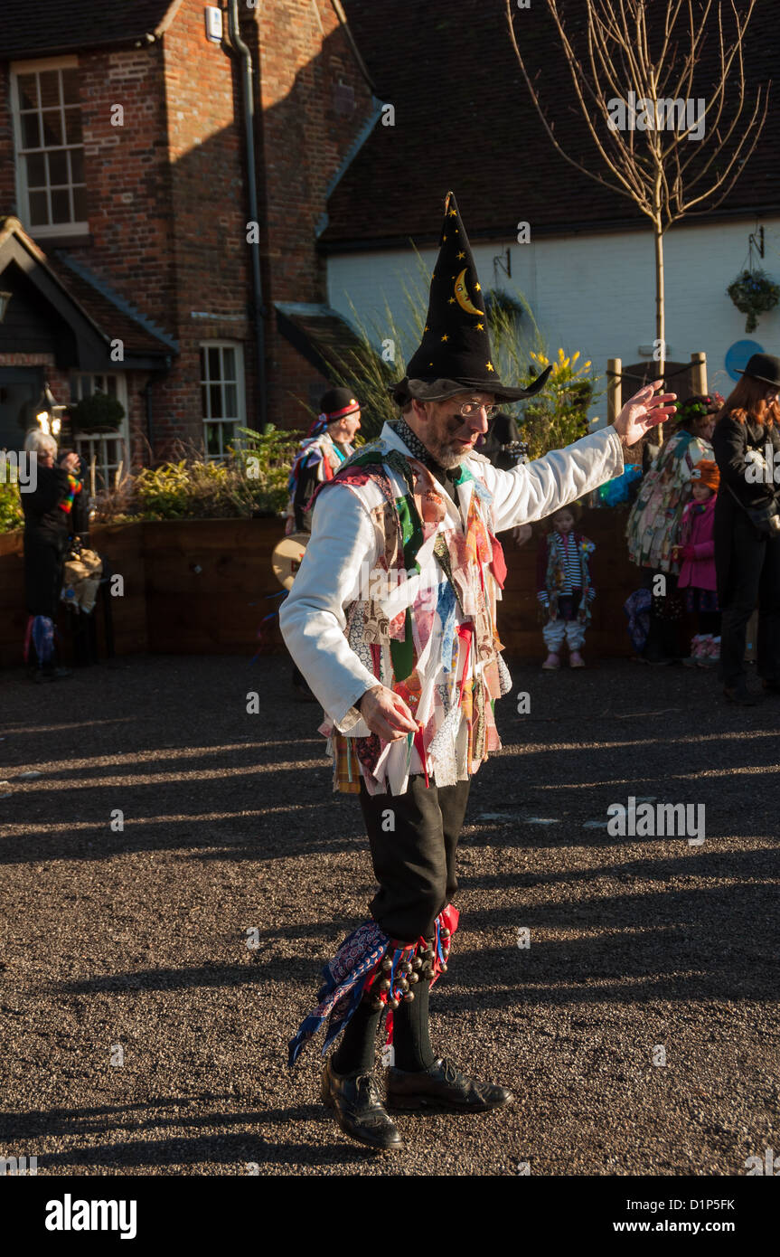 Bishops Waltham, Hampshire, Angleterre, le 1 janvier 2013. Danseurs Morris anglais dans la place du village d'effectuer leur traditionnelle Banque D'Images